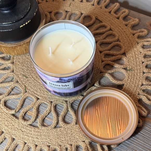 Bath & Body Works Frozen Lake Candle - Picture 2 of 3